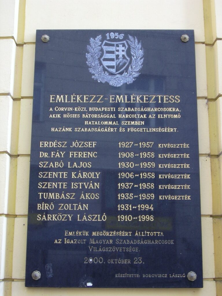 Gedenktafel f&uuml;r die Aufst&auml;ndischen des Corvin k&ouml;z (&copy; Bundesstiftung Aufarbeitung, fotografiert von Rebekka Denz)