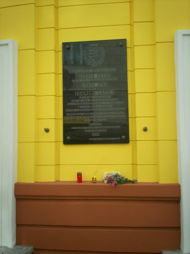 Gedenktafel f&uuml;r P&eacute;ter Renner, Imre S&ouml;r&ouml;s und L&aacute;szl&oacute; Zsigmond (&copy; Bundesstiftung Aufarbeitung, fotografiert von R&oacute;bert Guly&aacute;s)