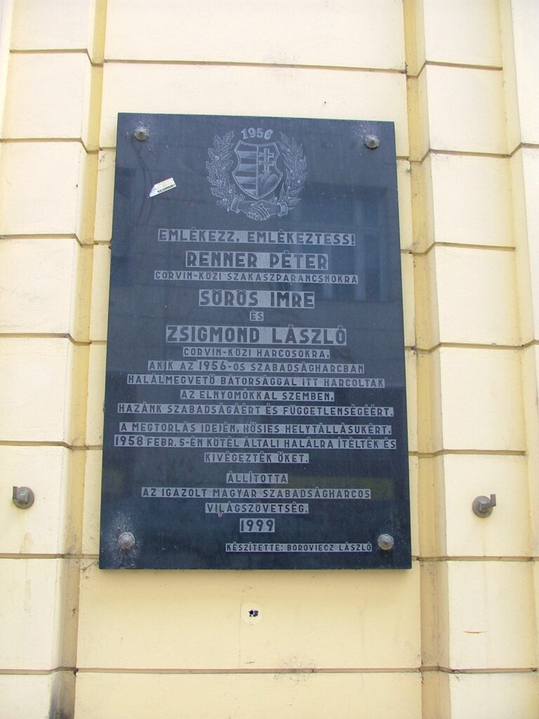 Gedenktafel f&uuml;r P&eacute;ter Renner, Imre S&ouml;r&ouml;s und L&aacute;szl&oacute; Zsigmond (&copy; Bundesstiftung Aufarbeitung, fotografiert von R&oacute;bert Guly&aacute;s)