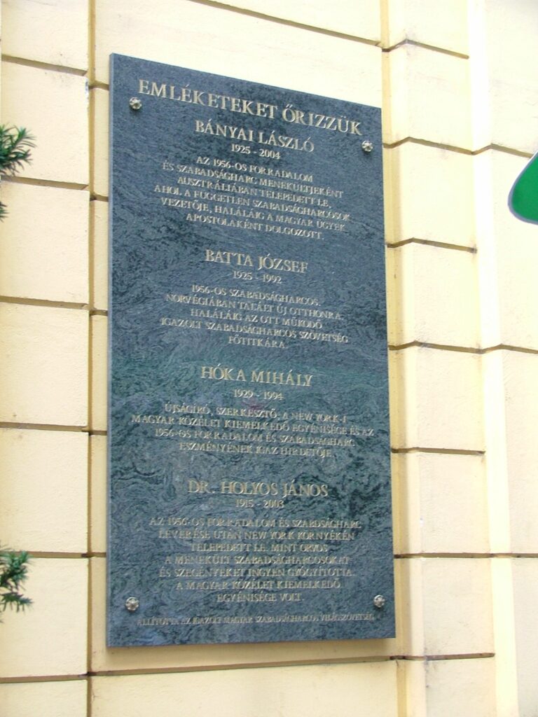 Gedenktafel f&uuml;r L&aacute;szl&oacute; B&aacute;nyai, J&oacute;szef Batta, Mih&aacute;ly Hok&aacute; und Dr. Jan&oacute;s Holyos (&copy; Bundesstiftung Aufarbeitung, fotografiert von R&oacute;bert Guly&aacute;s)