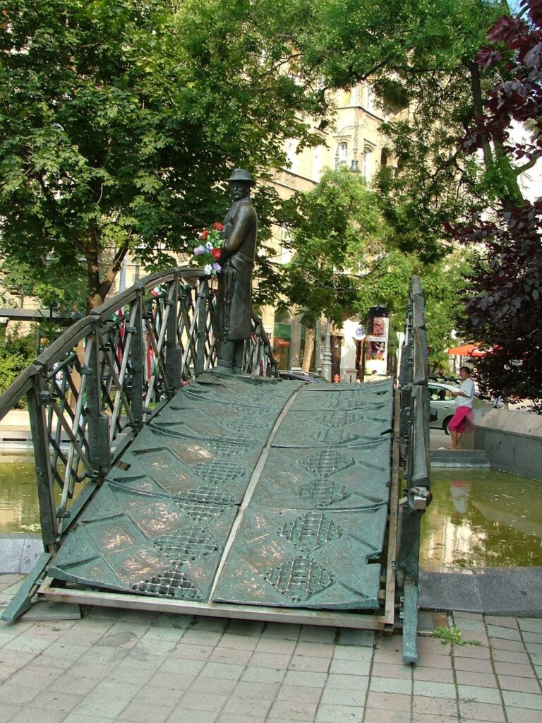 Mahnmal f&uuml;r Imre Nagy an seinem alten Standort am Platz der M&auml;rtyrer (V&eacute;rtan&uacute;k tere) (&copy; Bundesstiftung Aufarbeitung, fotografiert von R&oacute;bert Guly&aacute;s)