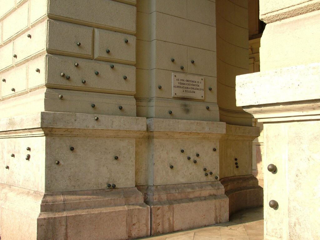 Gedenktafel zur Erinnerung an den Blutigen Donnerstag (&copy; Bundesstiftung Aufarbeitung, fotografiert von R&oacute;bert Guly&aacute;s)