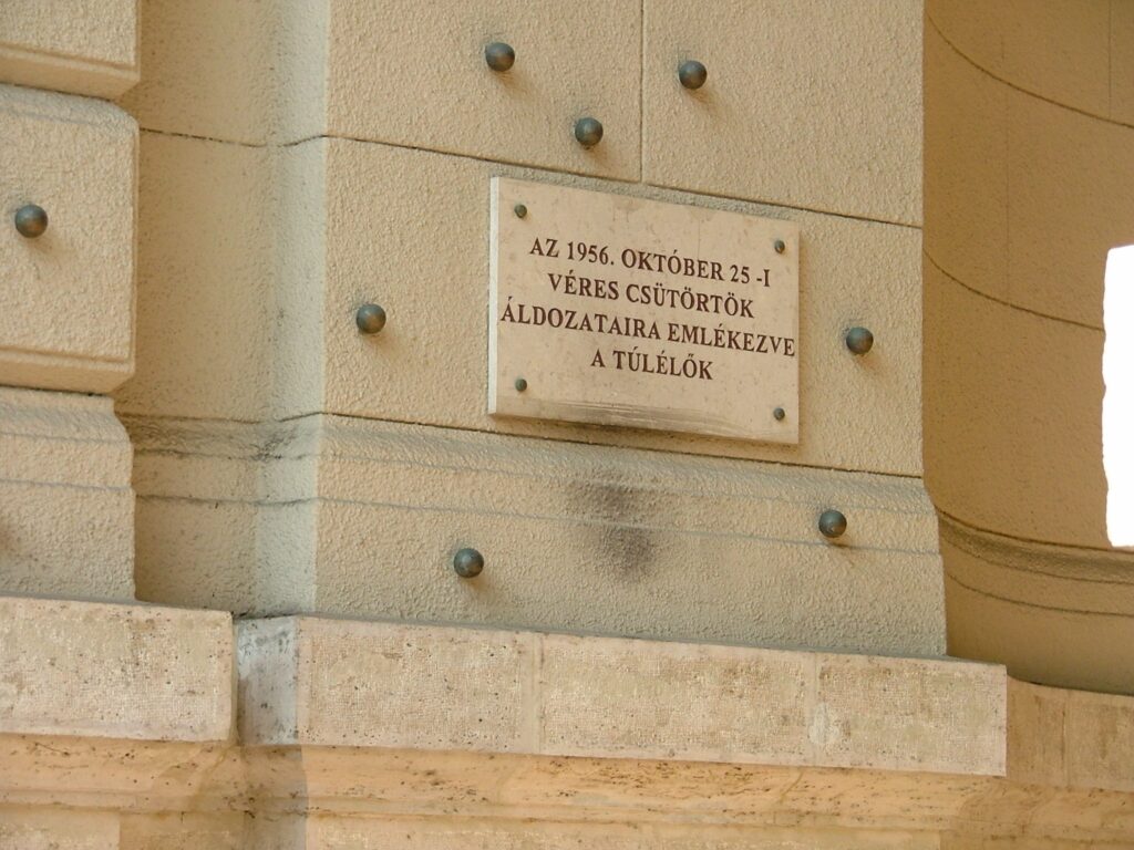 Gedenktafel zur Erinnerung an den Blutigen Donnerstag (&copy; Bundesstiftung Aufarbeitung, fotografiert von R&oacute;bert Guly&aacute;s)