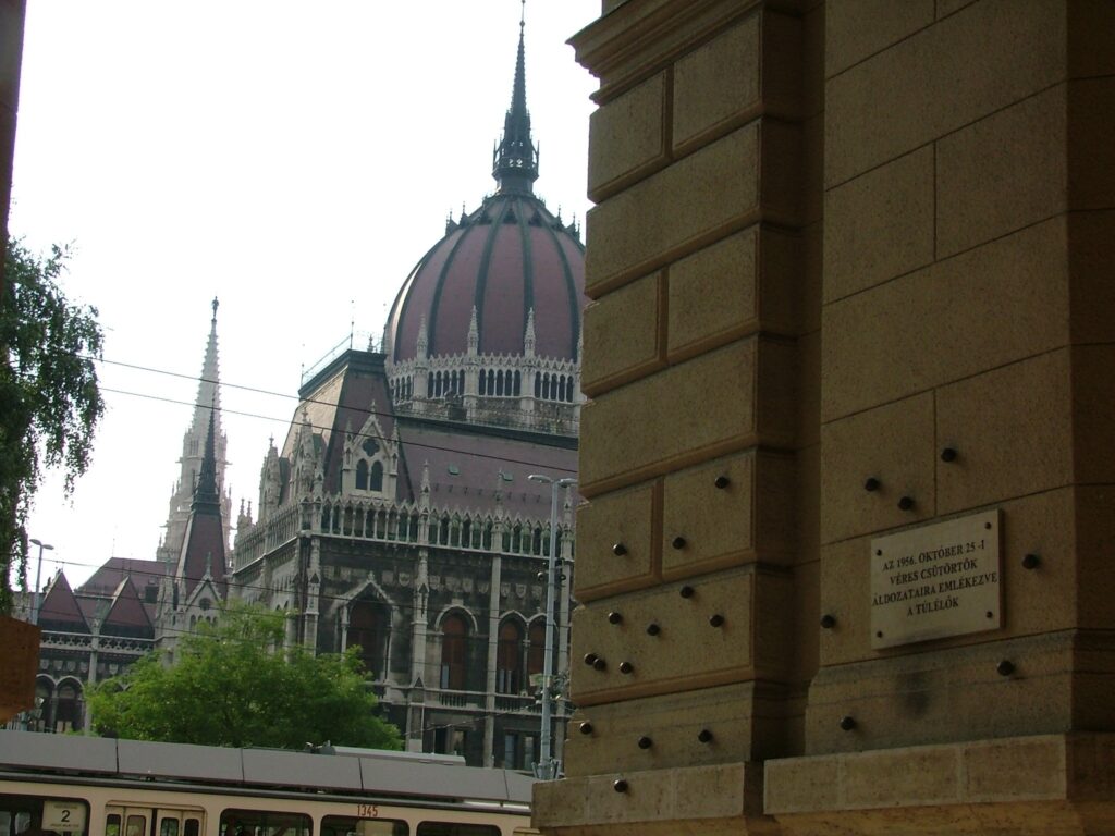 Gedenktafel zur Erinnerung an den Blutigen Donnerstag (&copy; Bundesstiftung Aufarbeitung, fotografiert von R&oacute;bert Guly&aacute;s)