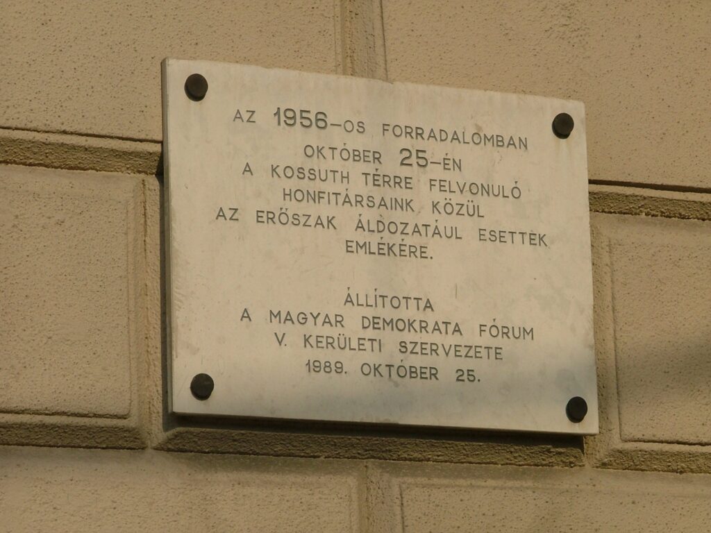 Gedenktafel zur Erinnerung an den Blutigen Donnerstag 1956 (&copy; Bundesstiftung Aufarbeitung, fotografiert von R&oacute;bert Guly&aacute;s)