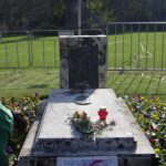 Mahnmal "Fahne der Revolution" an seinem früheren oberirdischen Standort (© Bundesstiftung Aufarbeitung, fotografiert von Rebekka Denz) Mahnmal "Fahne der Revolution" an seinem früheren oberirdischen Standort (© Bundesstiftung Aufarbeitung, fotografiert von Rebekka Denz)