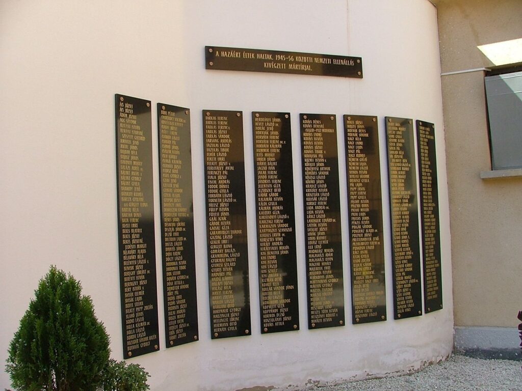 Namenstafeln der hingerichteten politischen H&auml;ftlinge im Innenhof der Gedenkst&auml;tte "Kleines Gef&auml;ngnis" (&copy; Bundesstiftung Aufarbeitung, fotografiert von R&oacute;bert Guly&aacute;s)