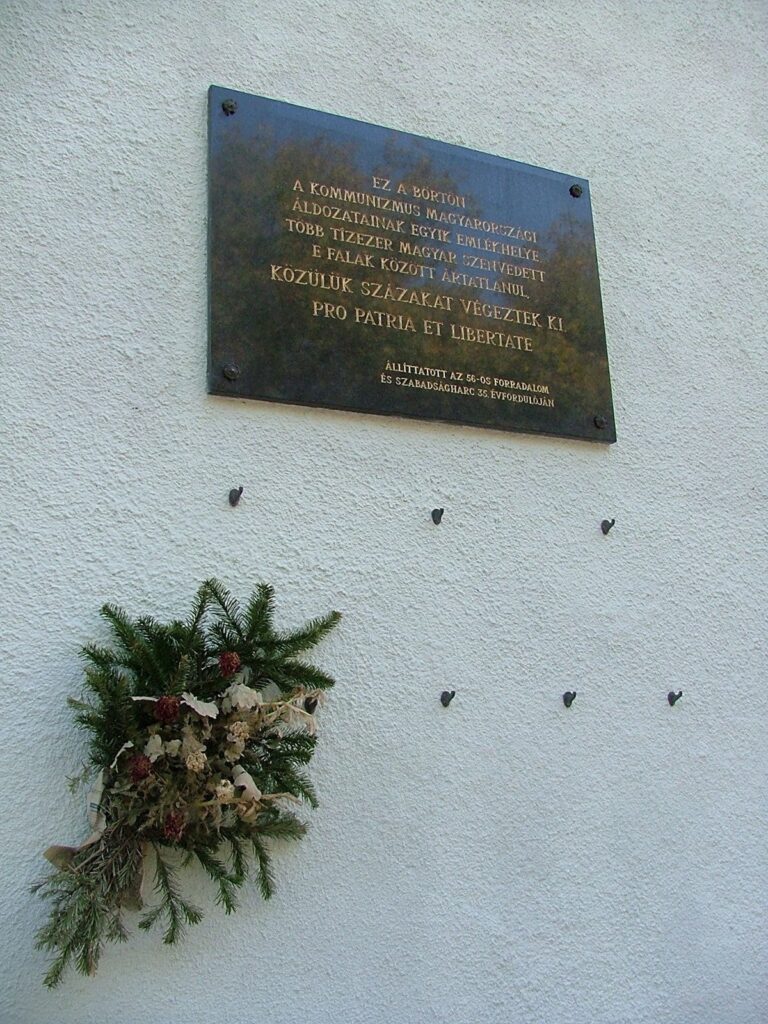 Gedenktafel am Eingang der Gedenkst&auml;tte "Kleines Gef&auml;ngnis" (&copy; Bundesstiftung Aufarbeitung, fotografiert von R&oacute;bert Guly&aacute;s)