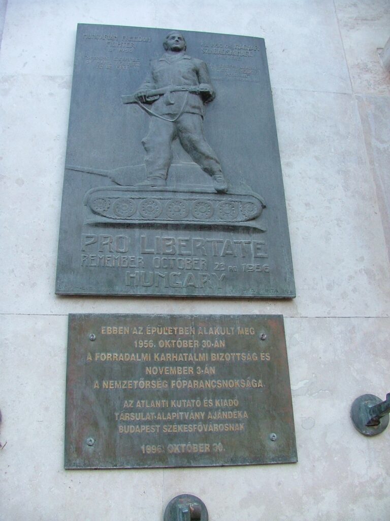 Gedenktafel zur Erinnerung an die Nationalgarde und das Revolution&auml;re Schutzkomitee (&copy; Bundesstiftung Aufarbeitung, fotografiert von R&oacute;bert Guly&aacute;s)
