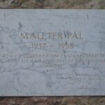Detailansicht der Gedenktafel am Mahnmal für Pál Maléter (© Bundesstiftung Aufarbeitung, fotografiert von Róbert Gulyás) Detailansicht der Gedenktafel am Mahnmal für Pál Maléter (© Bundesstiftung Aufarbeitung, fotografiert von Róbert Gulyás)
