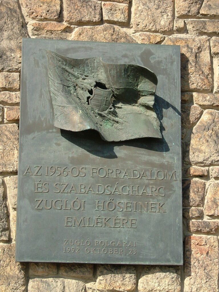 Gedenktafel f&uuml;r die Aufst&auml;ndischen des Stadtteils Zugl&oacute; (&copy; Bundesstiftung Aufarbeitung, fotografiert von R&oacute;bert Guly&aacute;s)