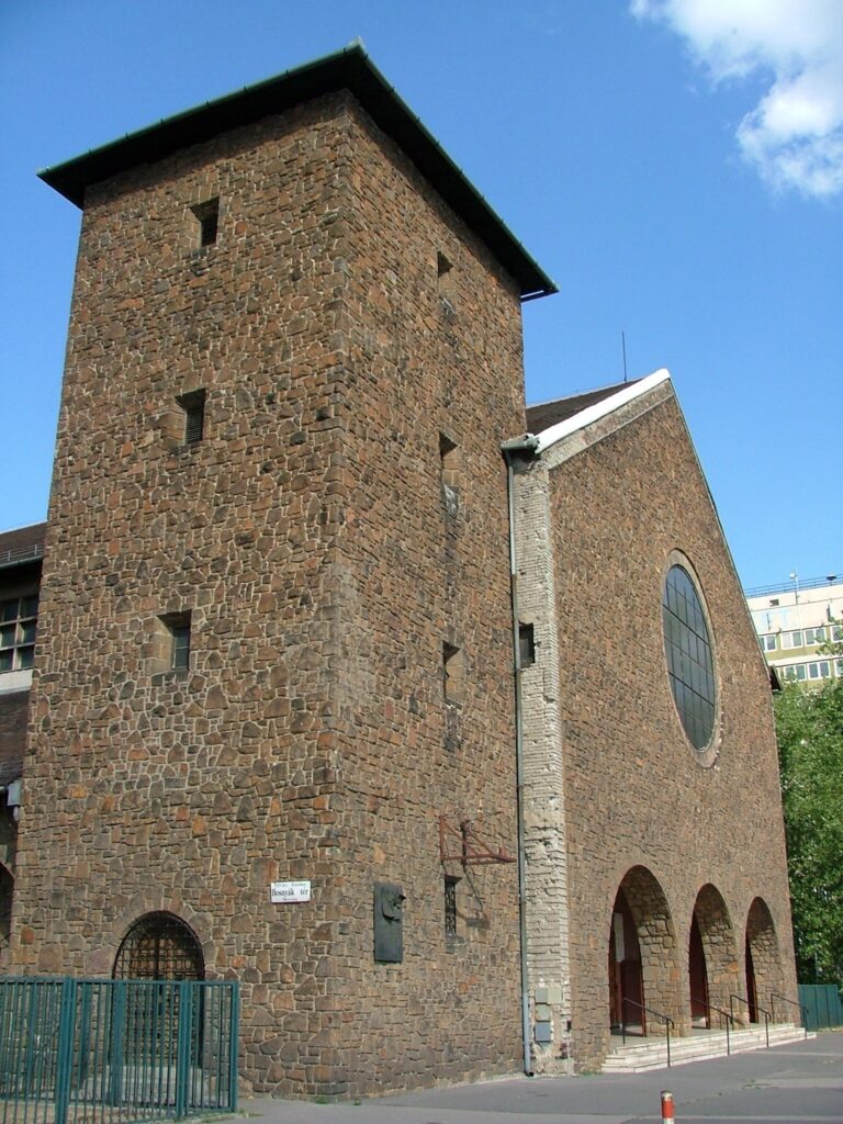 Katholische Kirche mit Gedenktafel f&uuml;r die Aufst&auml;ndischen des Stadtteils Zugl&oacute; (&copy; Bundesstiftung Aufarbeitung, fotografiert von R&oacute;bert Guly&aacute;s)
