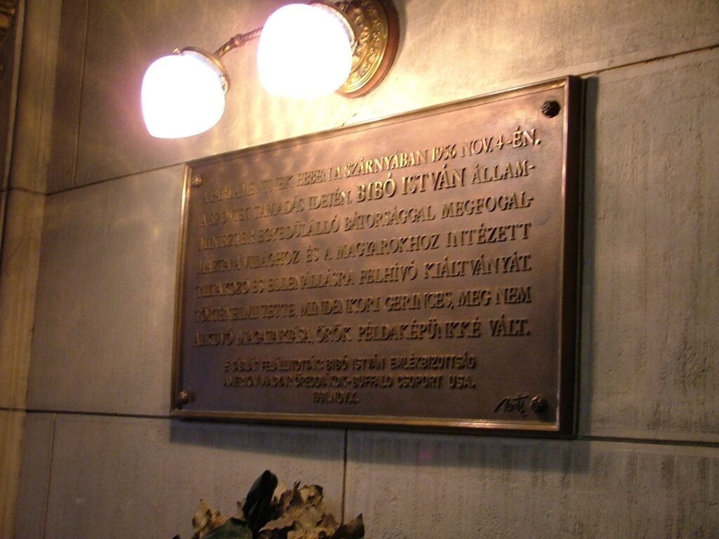 Gedenktafel f&uuml;r Istv&aacute;n Bib&oacute; (&copy; Bundesstiftung Aufarbeitung, fotografiert von R&oacute;bert Guly&aacute;s)