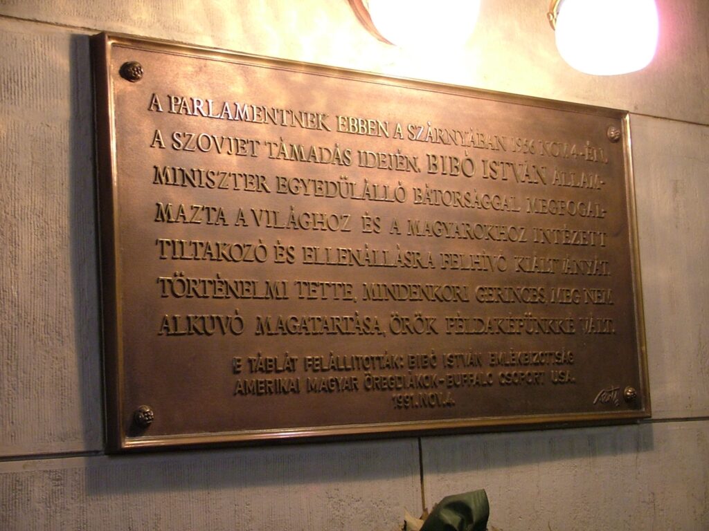 Gedenktafel f&uuml;r Istv&aacute;n Bib&oacute; (&copy; Bundesstiftung Aufarbeitung, fotografiert von R&oacute;bert Guly&aacute;s)