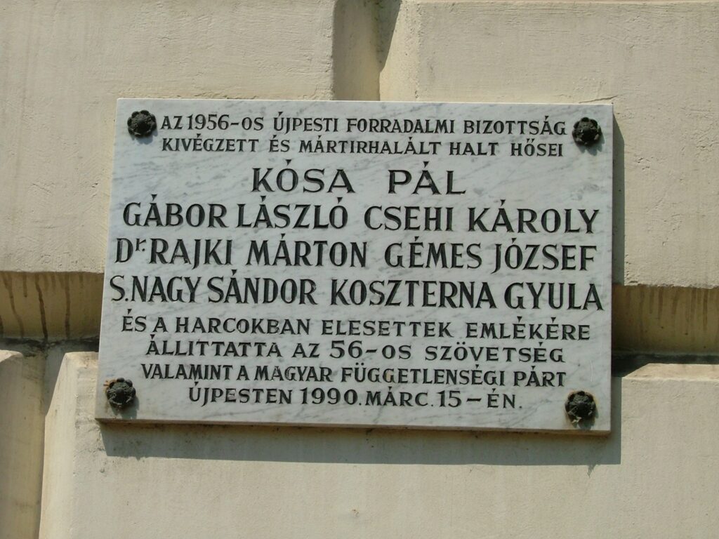 Gedenktafel f&uuml;r die Opfer der ungarischen Revolution von 1956 im Stadtbezirk &Uacute;jpest (&copy; Bundesstiftung Aufarbeitung, fotografiert von R&oacute;bert Guly&aacute;s)