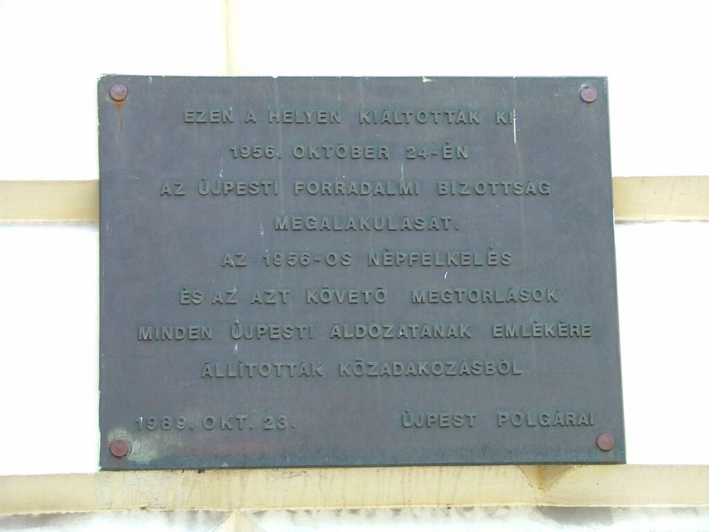 Gedenktafel f&uuml;r das Revolutionskomitee von &Uacute;jpest (&copy; Bundesstiftung Aufarbeitung, fotografiert von R&oacute;bert Guly&aacute;s)