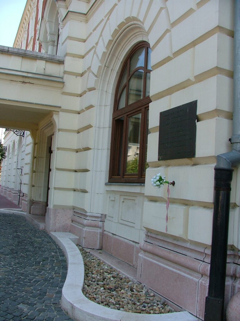 Gedenktafel an der Au&szlig;enwand des Rathauses von &Uacute;jpest (&copy; Bundesstiftung Aufarbeitung, fotografiert von R&oacute;bert Guly&aacute;s)