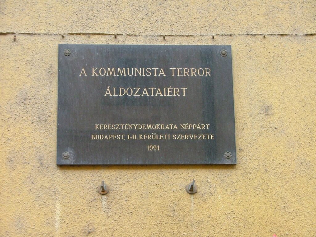 Gedenktafel f&uuml;r die Opfer des kommunistischen Terrors (&copy; Bundesstiftung Aufarbeitung, fotografiert von R&oacute;bert Guly&aacute;s)