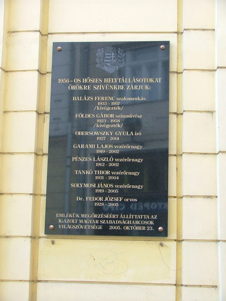 Gedenktafel f&uuml;r die Aufst&auml;ndischen des Corvin k&ouml;z (&copy; Bundesstiftung Aufarbeitung, fotografiert von R&oacute;bert Guly&aacute;s)