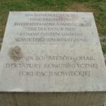 Quader vor dem Mahnmal mit deutscher und polnischer Inschrift(© Bundesstiftung Aufarbeitung, fotografiert von Róbert Gulyás) Quader vor dem Mahnmal mit deutscher und polnischer Inschrift(© Bundesstiftung Aufarbeitung, fotografiert von Róbert Gulyás)