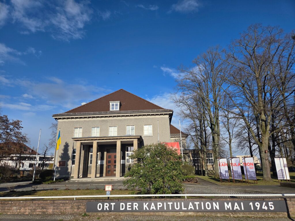 Ansicht des Eingangsbereichs des Museums Berlin-Karlshorst im Jahr 2026 (&copy; Bundesstiftung Aufarbeitung, fotografiert von Lena Ens)