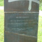 Detailansicht der Inschrift auf der Stele (© Bundesstiftung Aufarbeitung, fotografiert von Oliver Boyn) Detailansicht der Inschrift auf der Stele (© Bundesstiftung Aufarbeitung, fotografiert von Oliver Boyn)