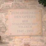 Gedenktafel f&uuml;r die Opfer des NKWD/MWD (&copy; Bundesstiftung Aufarbeitung, fotografiert von Oliver Boyn)