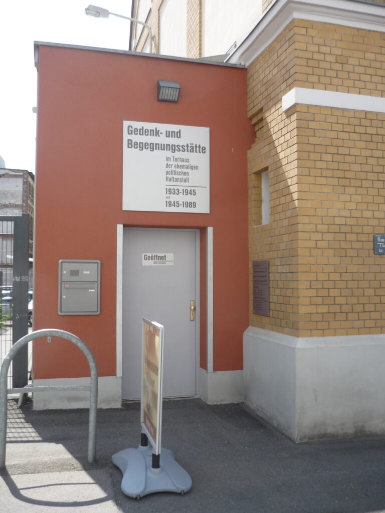 Eingangsbereich der Gedenk- und Begegnungsst&auml;tte (&copy; Bundesstiftung Aufarbeitung, fotografiert von Anna Kaminsky)