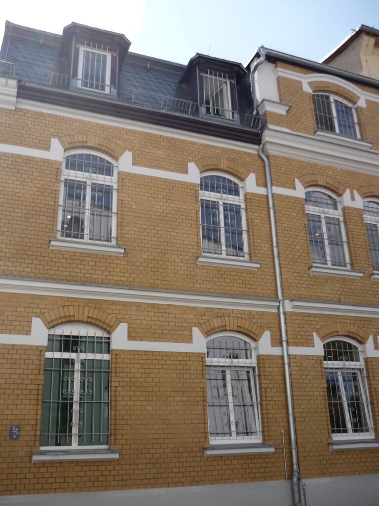 Blick auf die Fassade der Gedenk- und Begegnungsst&auml;tte (&copy; Bundesstiftung Aufarbeitung, fotografiert von Anna Kaminsky)