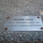 Plakette am Fuße des Denkmals „Runder Tisch“ (© Bundesstiftung Aufarbeitung, fotografiert von Ruth Gleinig) Plakette am Fuße des Denkmals „Runder Tisch“ (© Bundesstiftung Aufarbeitung, fotografiert von Ruth Gleinig)