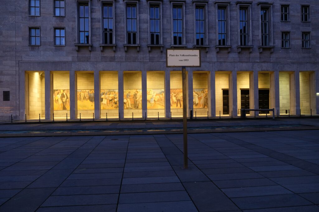 Platz des Volksaufstandes vom 1953 bei D&auml;mmerung (&copy; Bundesstiftung Aufarbeitung, fotografiert von Ulrich M&auml;hlert)