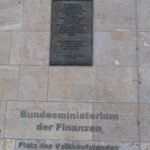 Gedenktafel am Bundesministerium der Finanzen, dem ehemaligen Sitz des Hauses der Ministerien (© Bundesstiftung Aufarbeitung, fotografiert von Hannah Schönwald) Gedenktafel am Bundesministerium der Finanzen, dem ehemaligen Sitz des Hauses der Ministerien (© Bundesstiftung Aufarbeitung, fotografiert von Hannah Schönwald)