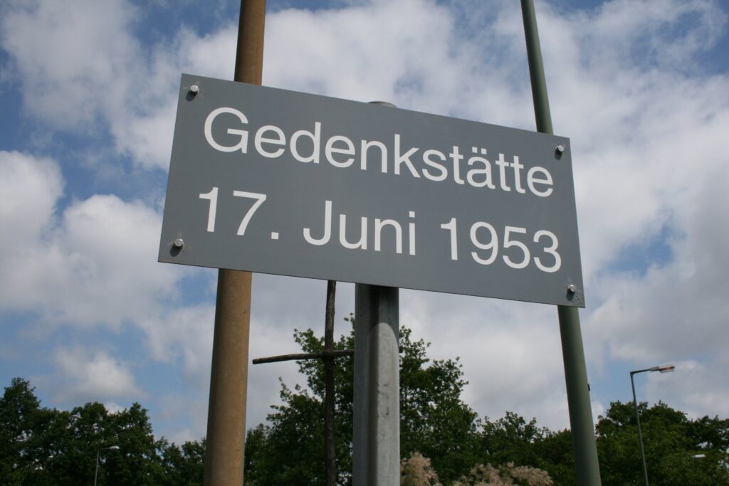 Hinweisschild auf die Gedenkst&auml;tte 17. Juni 1953 (&copy; Bundesstiftung Aufarbeitung, fotografiert von Ruth Gleinig)