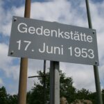 Hinweisschild auf die Gedenkst&auml;tte 17. Juni 1953 (&copy; Bundesstiftung Aufarbeitung, fotografiert von Ruth Gleinig)