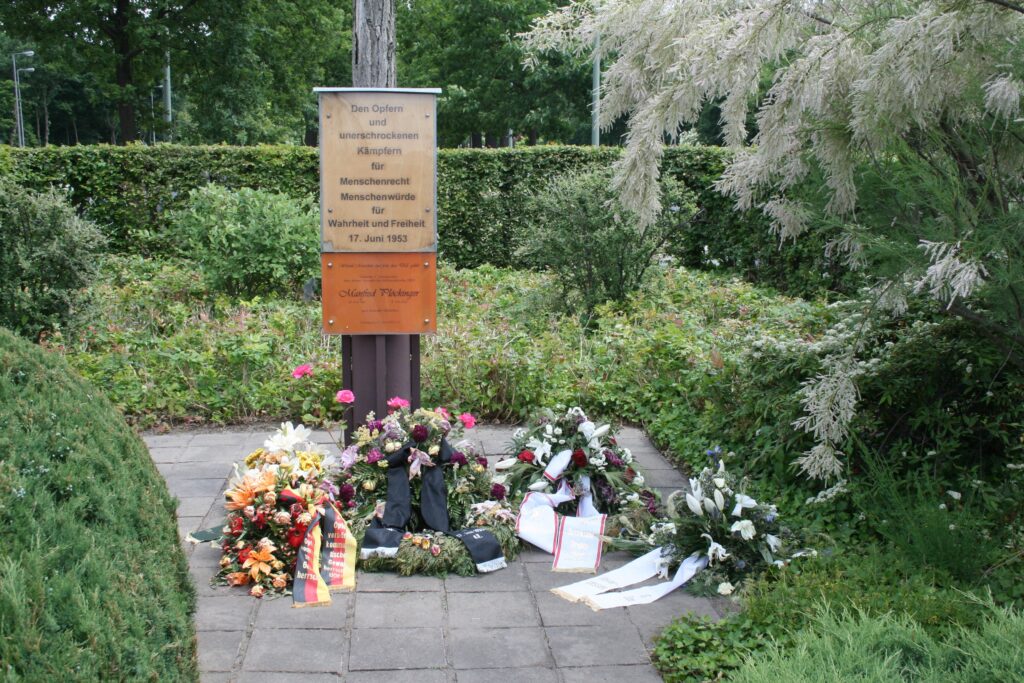 Detailansicht der Gedenktafel am Holzkreuz im Jahr 2010 (&copy; Bundesstiftung Aufarbeitung, fotografiert von Ruth Gleinig)