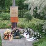 Detailansicht der Gedenktafel am Holzkreuz im Jahr 2010 (&copy; Bundesstiftung Aufarbeitung, fotografiert von Ruth Gleinig)