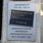 Gedenktafel am Eingang zur Gedenkstätte Museum in der „Runden Ecke“ (© Bundesstiftung Aufarbeitung, fotografiert von Lena Ens) Gedenktafel am Eingang zur Gedenkstätte Museum in der „Runden Ecke“ (© Bundesstiftung Aufarbeitung, fotografiert von Lena Ens)