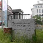 Gedenkstein zur Erinnerung an Günter Litfin an seinem ehemaligen Standort an der Sandkrugbrücke (© Bundesstiftung Aufarbeitung, fotografiert von Oliver Boyn) Gedenkstein zur Erinnerung an Günter Litfin an seinem ehemaligen Standort an der Sandkrugbrücke (© Bundesstiftung Aufarbeitung, fotografiert von Oliver Boyn)