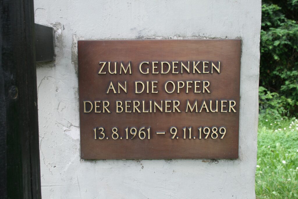 Erinnerungstafel zum Gedenken an die Opfer der Berliner Mauer (&copy; Bundesstiftung Aufarbeitung, fotografiert von Ruth Gleinig)
