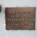 Erinnerungstafel zum Gedenken an die Opfer der Berliner Mauer (© Bundesstiftung Aufarbeitung, fotografiert von Ruth Gleinig) Erinnerungstafel zum Gedenken an die Opfer der Berliner Mauer (© Bundesstiftung Aufarbeitung, fotografiert von Ruth Gleinig)