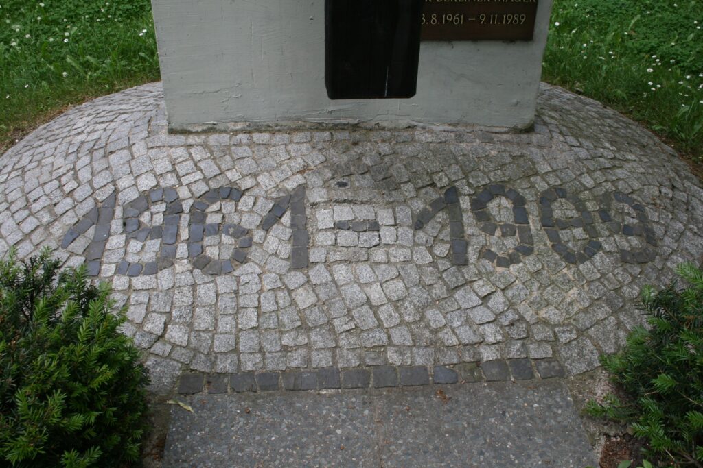 Inschrift am Fu&szlig;e der Gedenkanlage (&copy; Bundesstiftung Aufarbeitung, fotografiert von Ruth Gleinig)