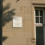 Informationstafel zur Erinnerung an die Besetzung der ehemaligen Kreisdienststelle des Ministeriums f&uuml;r Staatssicherheit (&copy; Bundesstiftung Aufarbeitung, fotografiert von Oliver Boyn)