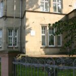 Informationstafel zur Erinnerung an die Besetzung der ehemaligen Kreisdienststelle des Ministeriums f&uuml;r Staatssicherheit (&copy; Bundesstiftung Aufarbeitung, fotografiert von Oliver Boyn)