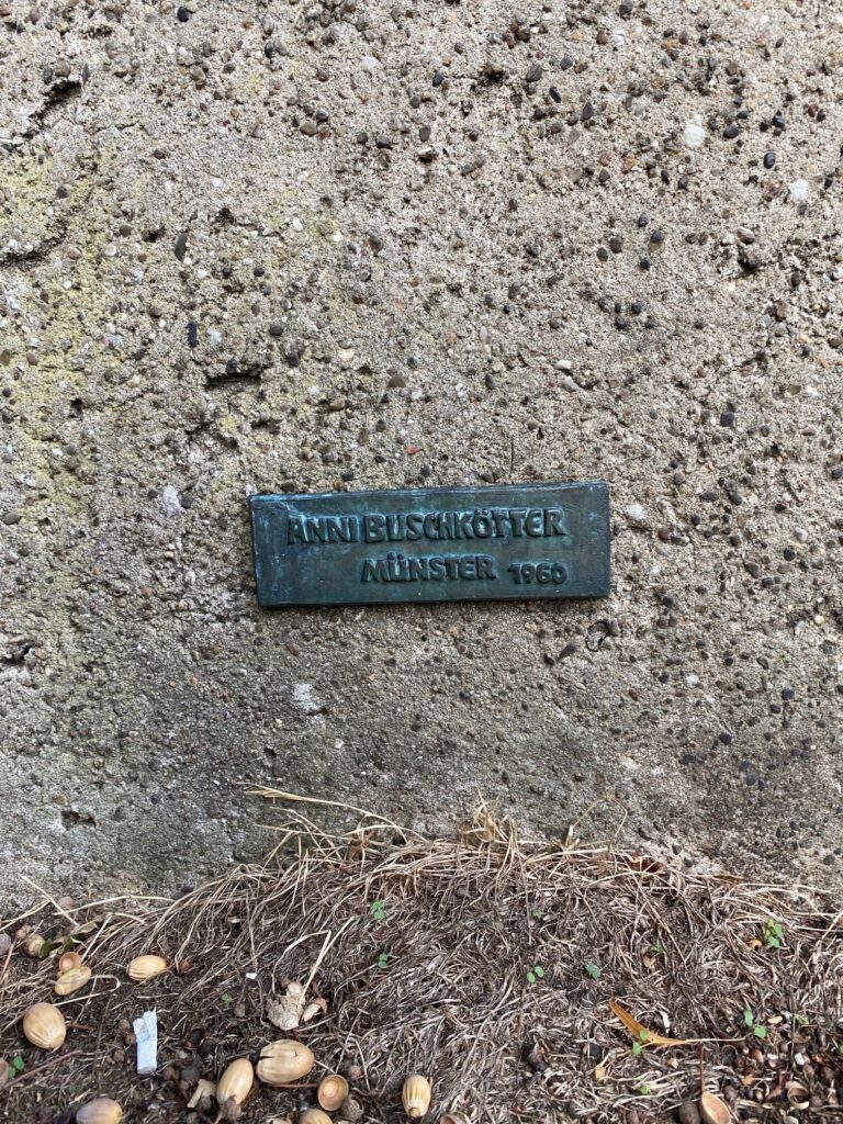 Detailansicht der Plakette am Mahnmal &bdquo;Unteilbares Deutschland&ldquo; (&copy; Bundesstiftung Aufarbeitung, fotografiert von Benedikt Verhaegh)