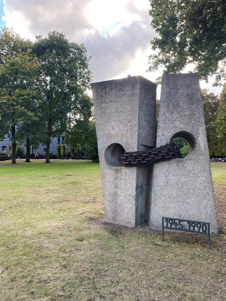 Detailansicht der Plakette am Mahnmal &bdquo;Unteilbares Deutschland&ldquo; (&copy; Bundesstiftung Aufarbeitung, fotografiert von Benedikt Verhaegh)