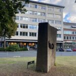 Detailansicht der Plakette am Mahnmal &bdquo;Unteilbares Deutschland&ldquo; (&copy; Bundesstiftung Aufarbeitung, fotografiert von Benedikt Verhaegh)