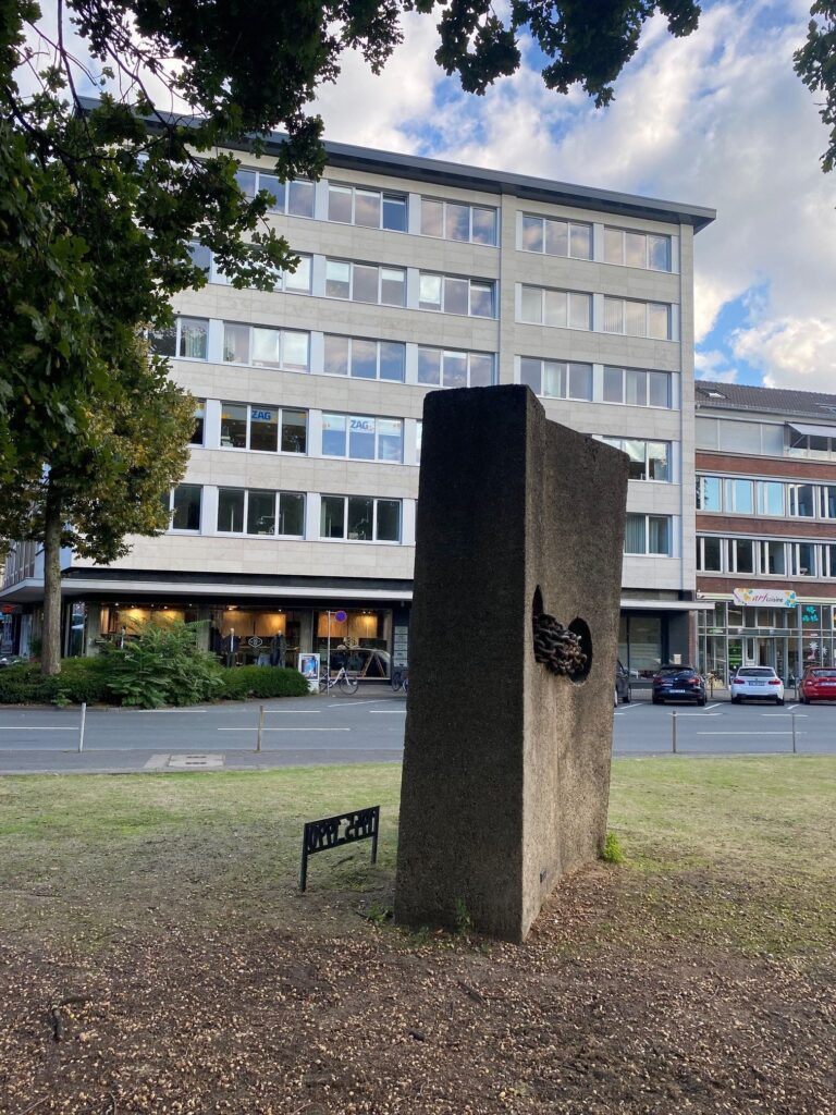 Detailansicht der Plakette am Mahnmal &bdquo;Unteilbares Deutschland&ldquo; (&copy; Bundesstiftung Aufarbeitung, fotografiert von Benedikt Verhaegh)
