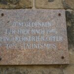 Gedenktafel am ehemaligen NKWD-Gefängnis „Hutschachtel“ (© Bundesstiftung Aufarbeitung, fotografiert von Oliver Boyn) Gedenktafel am ehemaligen NKWD-Gefängnis „Hutschachtel“ (© Bundesstiftung Aufarbeitung, fotografiert von Oliver Boyn)