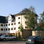 Blick auf den Gebäudekomplex des ehemaligen NKWD-Gefängnisses die "Hutschachtel" (© Bundesstiftung Aufarbeitung, fotografiert von Oliver Boyn) Blick auf den Gebäudekomplex des ehemaligen NKWD-Gefängnisses die "Hutschachtel" (© Bundesstiftung Aufarbeitung, fotografiert von Oliver Boyn)