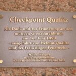 Detailansicht der Gedenktafel deutsche Einheit („Checkpoint Qualitz“) (© Bundesstiftung Aufarbeitung, fotografiert von Oliver Boyn) Detailansicht der Gedenktafel deutsche Einheit („Checkpoint Qualitz“) (© Bundesstiftung Aufarbeitung, fotografiert von Oliver Boyn)